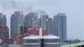 合宜住宅發生火警，火舌竄出的模樣十分觸目驚心。（圖／翻攝畫面）
