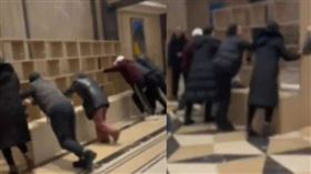 中國大媽強佔社區空地跳廣場舞，強拆圖書區引起住戶反彈。（圖／翻攝微博）