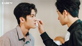 《獨佔接班人》毛祁生（左）對車禍有陰影，被張家陞救下一命，（圖／LINE TV提供）