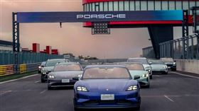 台灣保時捷駕馭中心近日在台中麗寶國際賽車場舉辦「Porsche Taiwan Media EV Day」，感受電動車的極致魅力。（圖／Porsche Taiwan提供）