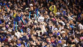 WBCQ台灣最終戰開局領先  球迷情緒嗨（1）世界棒球經典賽資格賽（WBCQ）台灣隊25日最終戰再交手西班牙隊力拚晉級，台灣隊開局率先取得2分領先，讓現場地主球迷們情緒嗨翻。中央社記者王騰毅攝  114年2月25日