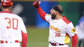 ▲WBC資格賽台西加賽，西班牙隊艾斯特拉達（Rusber Estrada）敲出陽春砲。（圖／棒球協會提供）