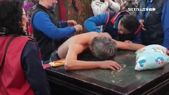 獨／砰！乩童突退駕臉撞桌　廟備枕慘漏接