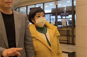 ▲檢廉懷疑易淑寬行賄監所人員，讓兒子易寶宏轉至外役監服刑。桃園地檢署複訊後請回。（圖／翻攝畫面）