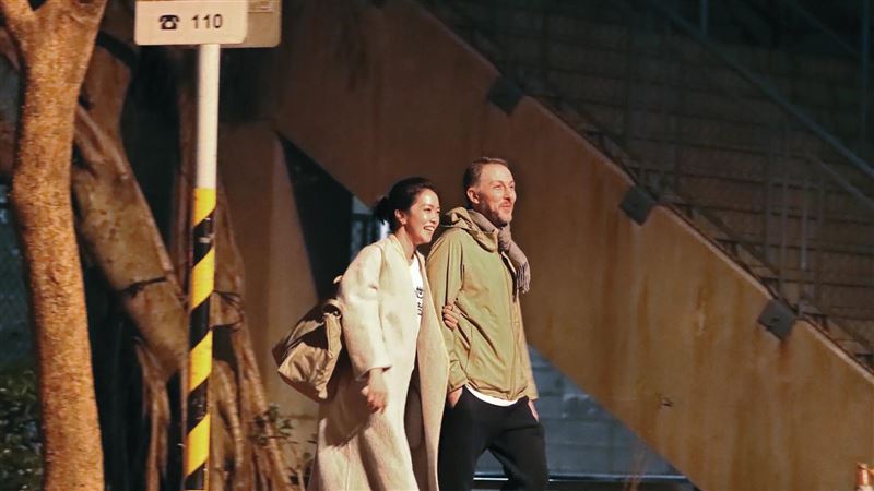 大霈暗夜狂放閃　台北街頭緊牽洋面孔的他