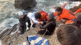女子因不明原因摔落峭壁，警消兵分三路吊掛上岸。（圖／翻攝畫面）