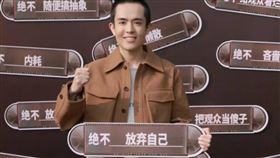 王星曾慘淪豬仔，如今恢復正常生活。（圖／翻攝自微博）