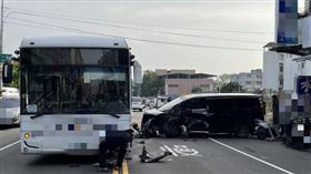 台中公車跨雙黃線「對撞阿法」撞擊瞬間曝