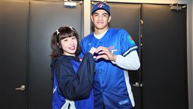 ▲旅美投手林維恩與啦啦隊女神峮峮合照喊圓夢。（圖／翻攝自林維恩Threads）