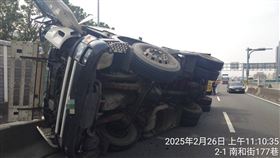 貨櫃車疑似閃避不及自撞護欄肇事。（圖／翻攝畫面）