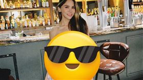 蕾菈全身上下只包報紙。（圖／翻攝自蕾菈IG）