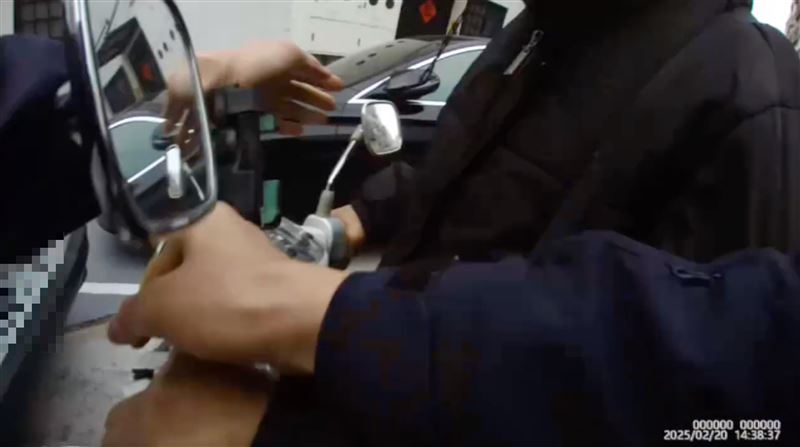 台中男酒駕拒檢！2警「鎖喉控制」拖下車