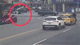 三重騎士自摔滑壘，雙手掛彩超狼狽。（圖／警方提供）