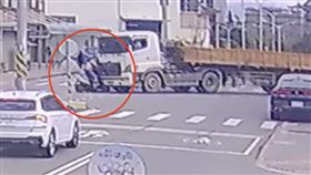 砂石車,中壢,夫妻,摩托車,撞擊（圖／翻攝自WoWtchout - 地圖型行車影像分享平台）