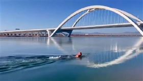 ▲中國游泳網紅「履薄冰」掉河裡溺斃，曾告訴圍觀者不要冒險救他。（翻自微博）