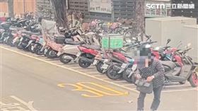 蔡男隨即朝路人丟螺絲起子。（圖／翻攝畫面）