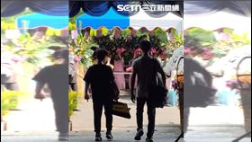 家境迫使他必須跟著擔任禮儀師的父親參加喪禮，幫忙告別式現場工作，忙完之後才有空能讀書。（圖／翻攝畫面）