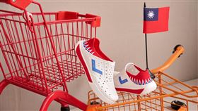 PONY國旗款ENJOY洞洞鞋，將台灣國旗元素解構後重塑出全新設計，翻玩出潮流風格。（圖／品牌業者提供）