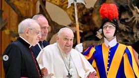 梵蒂岡18日表示，88歲教宗方濟各（Pope Francis）出現雙側肺炎症狀，使得治療變得更加複雜，同時表示他的健康狀況進一步惡化。（圖／翻攝自方濟各IG）