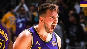 東契奇（Luka Doncic）日前被獨行俠送去湖人，26日首度對戰前東家，繳出19分、15籃板、12助攻大三元，也是轉隊後首次。（圖／翻攝自湖人官方X）