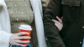 有位女性在網路論壇po文，提到自己已經30歲了，好想談一場戀愛，並開出徵男友的6項條件。（示意圖／翻攝自pexels）