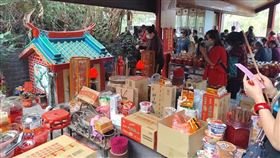 ▲民眾帶了一箱箱泡麵來參拜石龍宮土地公。（圖／翻攝自南投縣中寮鄉石龍宮臉書）