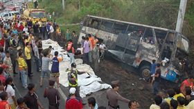 泰國巴士翻覆18死30多人輕重傷　（圖／路透社／達志影像）