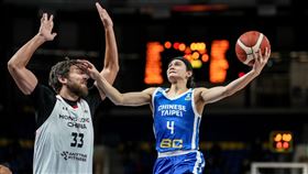 台啤雲豹後衛高錦瑋（右）近期在國際賽代表台灣出戰在場上展現高度存在感。（圖／翻攝自FIBA官網）