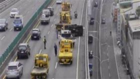 清掃車翻肚！4道路守護者奔現場：我來了