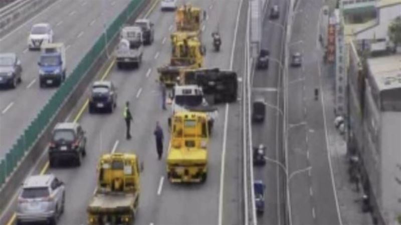 清掃車側翻！4道路守護者奔現場：我來了