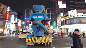 高雄水泥預拌車撞機車！7旬騎士「被拖行數公尺」全身是血（圖／翻攝畫面）