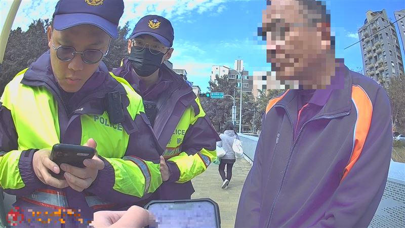 台中男路倒自稱退休副所長！遇善警助返家
