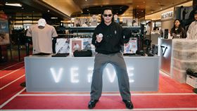 ▲張育成出席代言品牌活動，介紹聯名商品。（圖／VERVE提供）