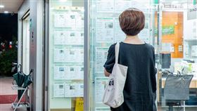 台北市房市情境-房仲店面。（圖／記者楊澍攝影）