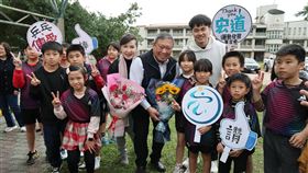 宏道運動發展基金會董事長林鴻道26日偕同桌球選手林昀儒造訪宜蘭縣公館國小。（圖／宏道基金會提供）