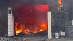 宜蘭員山鄉今天（27日）上午7時許發生一起火警，一棟民宅1樓竄出大火、濃煙沖天，火勢還往樓上及臨宅延燒，警消人獲報到場佈水線灌救，所幸屋內的人員已即時逃出，未釀成傷亡。據起火戶屋主指出，停在1樓的電動自行車在充電時，不明原因引起火警。