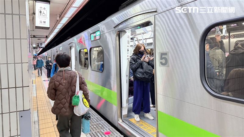 晚間8點多發生芮氏規模5.7地震，台鐵啟動地震預防巡查機制，時速最低降至30km/h。（圖／記者李育道攝影）
