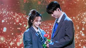 李子森送玫瑰花給杜忻恬。（圖／中視提供）