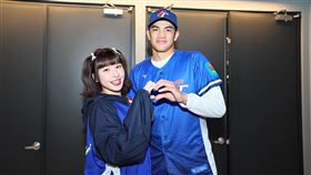 林維恩（右）主動跑去與峮峮合照被抓包。（圖／翻攝自林維恩Threads）