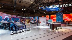 聯發科技預計在MWC 2025展出涵跨6G融合運算技術、5G-Advanced數據機、低軌衛星NR-NTN、生成式AI閘道器等最新發展。圖為聯發科技MWC 2024展示。（圖／聯發科提供）