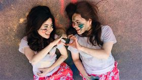 姊妹,雙胞胎(圖/pixabay)