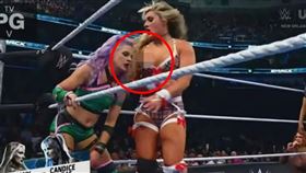 史翠頓（右）在比賽過程中上衣意外滑落露點。（圖／翻攝自WWE）