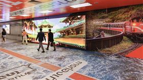 擇定曼谷市區BTS空鐵與MRT地鐵交會車站設置包站廣告。（圖／觀光署提供）