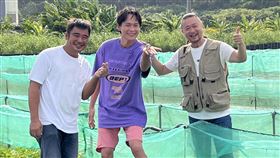 邰智源（右）與黃鐙輝（中）造訪白玉蝸牛養殖場。（圖／台視台語台提供）