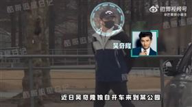 吳奇隆獨自遛小孩遭到狗仔偷拍。（翻攝自微博）