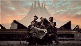 蘇打綠於柏林親自走訪馬戲帳篷般的巡演柏林站場館Tempodrom。（圖／蘇打綠有限公司提供）
