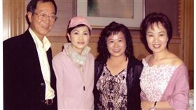 林淑容(右一)2006年專程飛至大馬欣賞偶像鳳飛飛(左二)的演唱會，在後台受到鳳姐的鼓勵，隔年在雲頂開了復出演唱會。（圖／媒體棧提供）