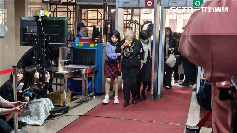 新／柯聲請解除禁見　柯媽哭著進北院