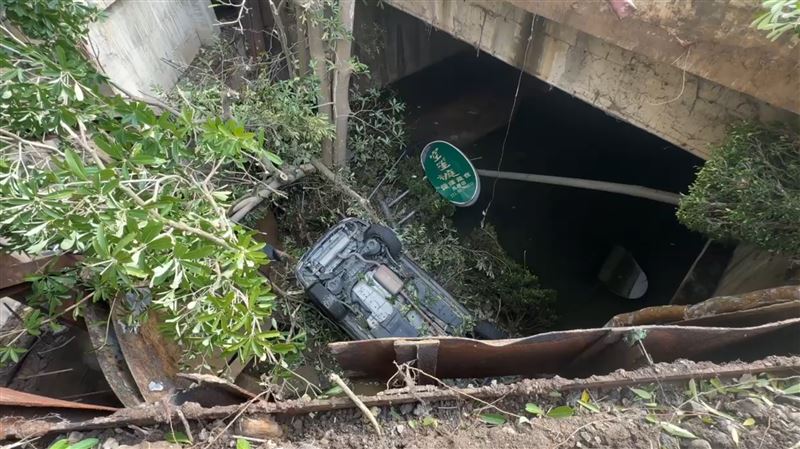 竹東驚見天坑！「三角黑洞」吃掉轎車