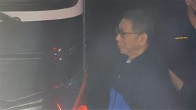 柯文哲聲請解除禁見討論治喪　北院押解到庭前台北市長柯文哲被控京華城及政治獻金案遭訴羈押中，柯文哲透過律師聲請解除禁見、通信，與家屬討論父親治喪事宜。台北地院27日下午召開調查庭，提解在押的柯文哲（圖）到庭。中央社記者張新偉攝  114年2月27日